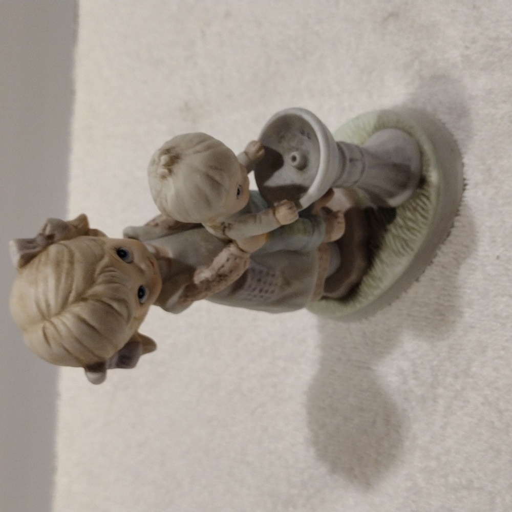 Vintage, Homco porcelain figurine of little girl with little boy by water founta - Picture 2 of 4